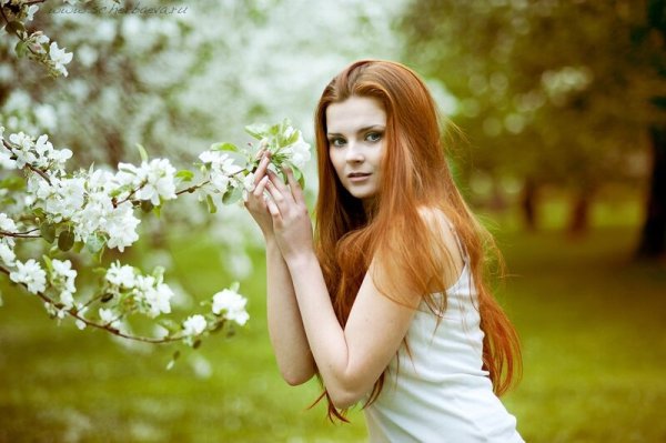 Рыжая девушка Весна отдых
