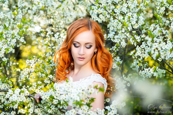 Девушка в цветущем саду