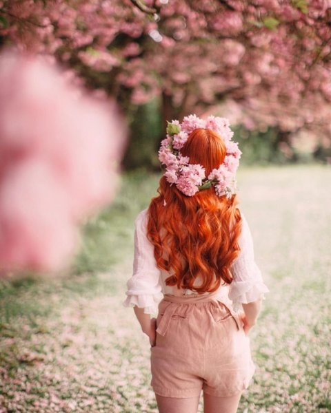 Рыжая девушка в цветах