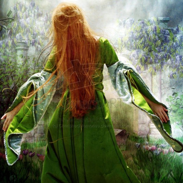 Рыжие девушки спиной в зеленом платье