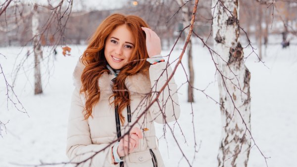 Рыжеволосая девушка зимой