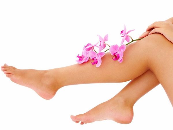 Девушка в ванной с цветами