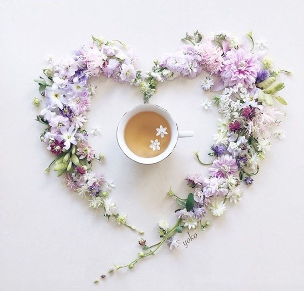Венок цветов и кофе