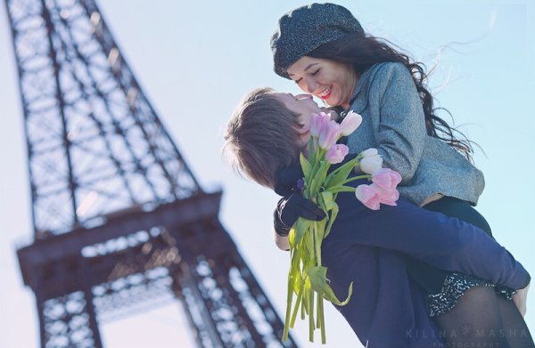 Парень с девушкой весной