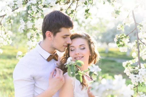 Влюбленные в цветущем саду