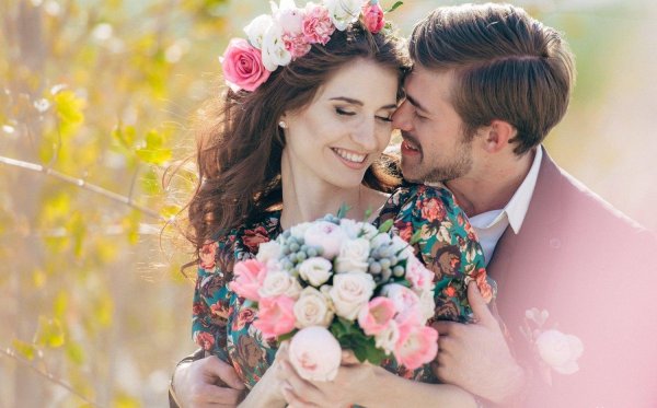 Влюбленные с цветами