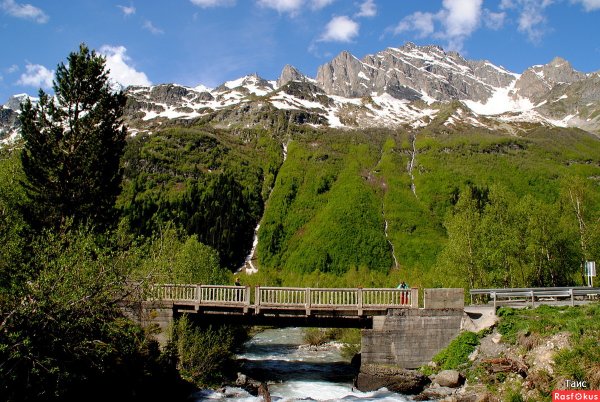 Деревянный мост Домбай