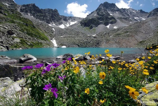 Горы Домбая в мае