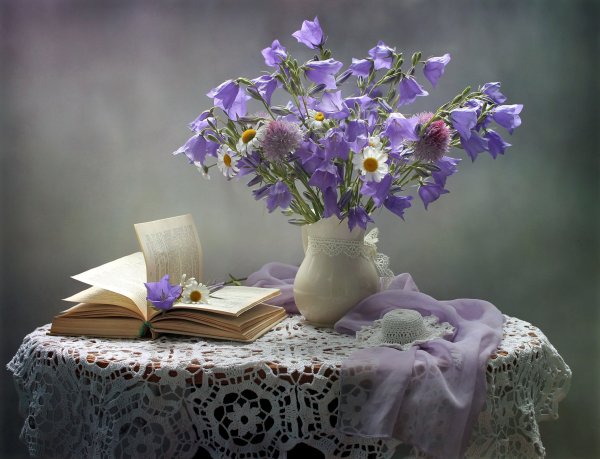 Книга с цветком на прозрачном фоне