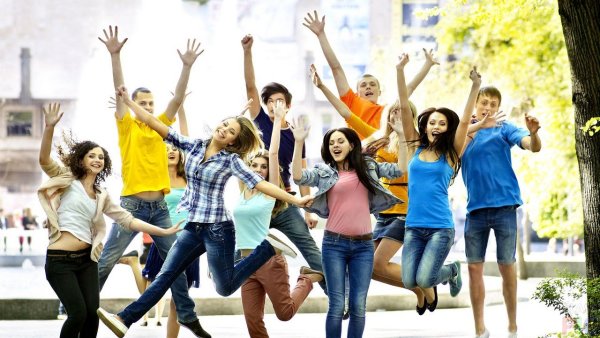 Молодые люди с книгами