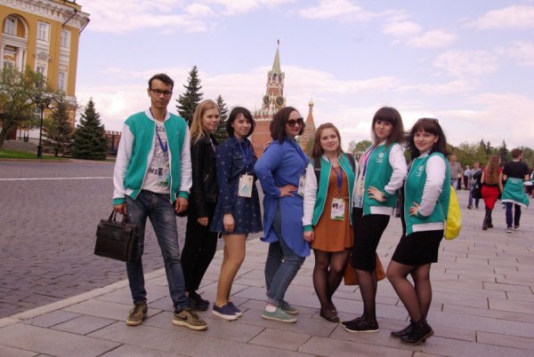 Молодые люди