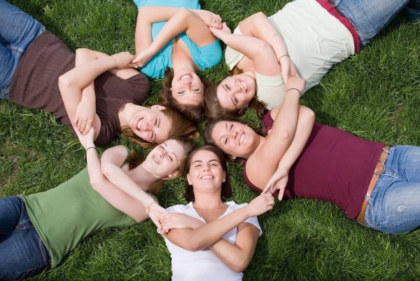 Студенты на лужайке