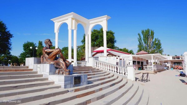 Лебеди в Евпатории на море