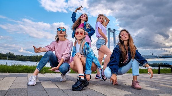 Люди танцуют