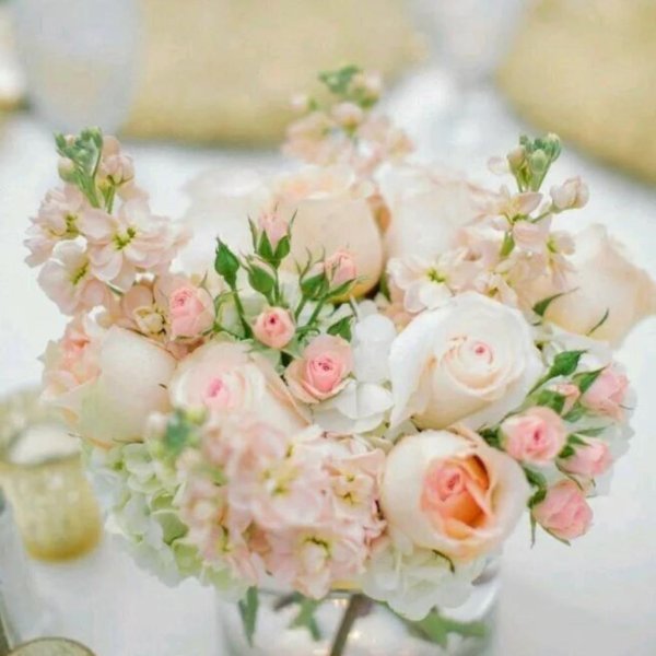 Цветочная композиция в пастельных тонах