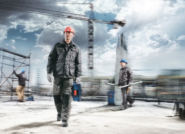 Девушка трудится в саду