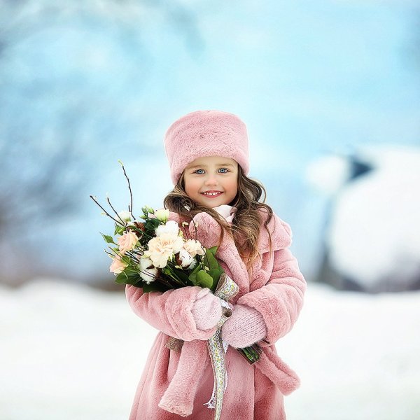 Девушка с подснежниками