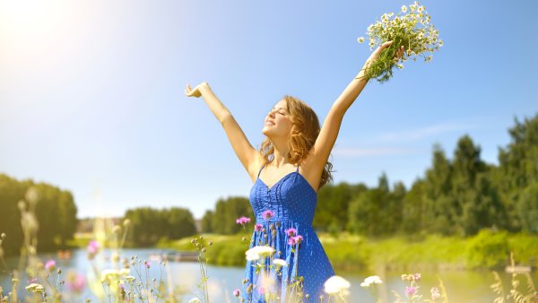 Девушка с букетом ромашек