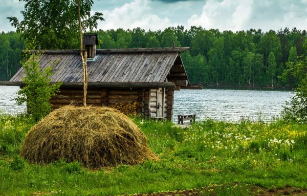 Изба на берегу реки