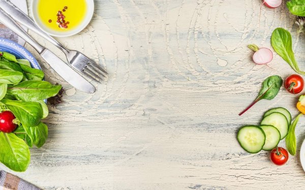 Салаты на Светлом деревянном фоне