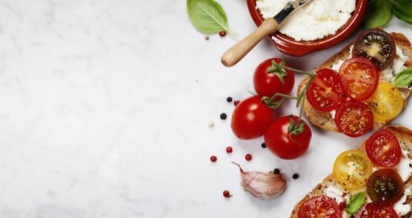 Овощи и специи на белом фоне