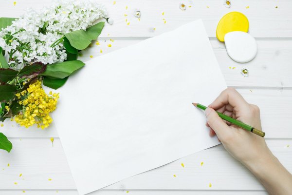 Книжка и чашка кофе на столе