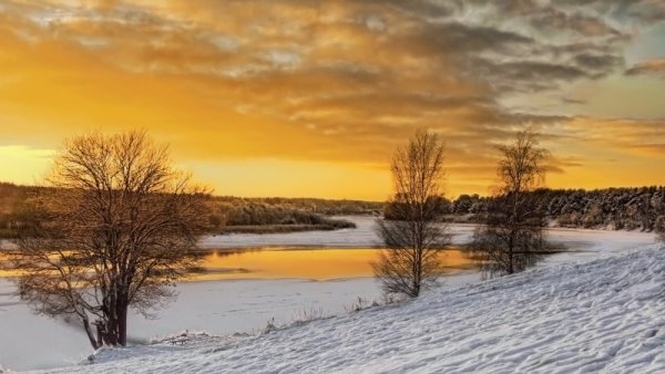 Река зимой закат