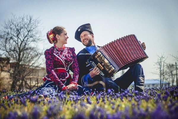 Казак с гармонью