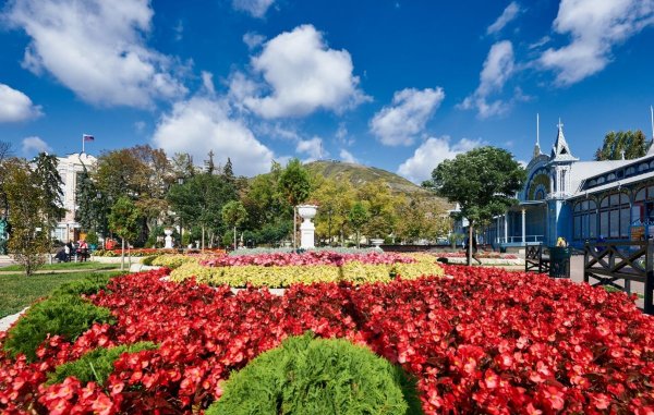 Синие здание в парке цветник в Пятигорске