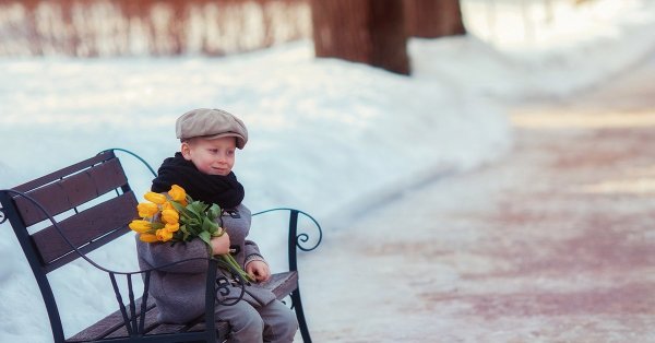 Дети на лавочке зима