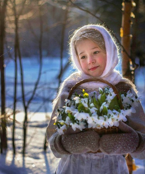 Девушка с подснежниками