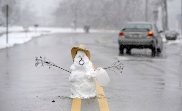 Снеговик на дороге