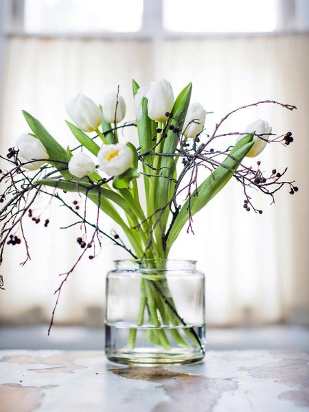 Весенние композиции в стеклянных вазах