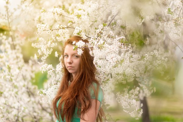Девушка в венке Весна
