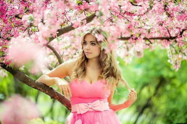 Девушка в венке