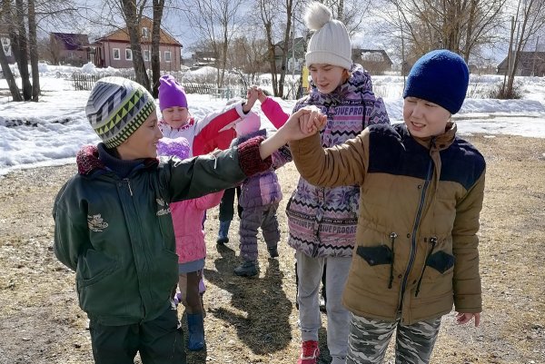 Дети на прогулке в детском саду