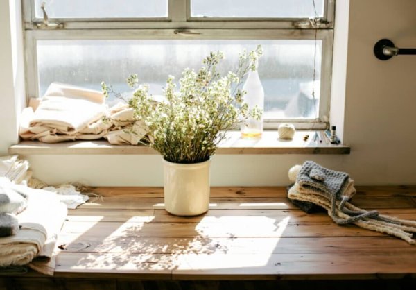 Подоконник с цветами