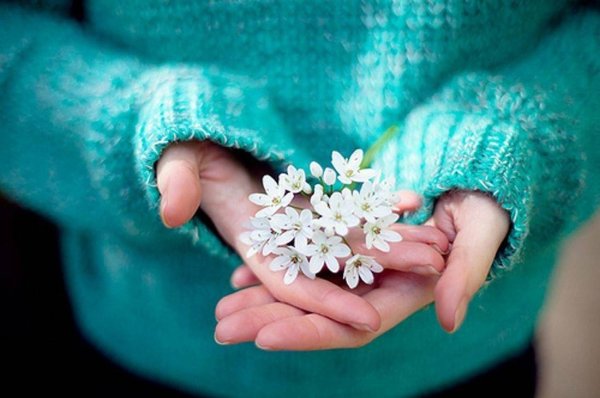 Цветочек в руке