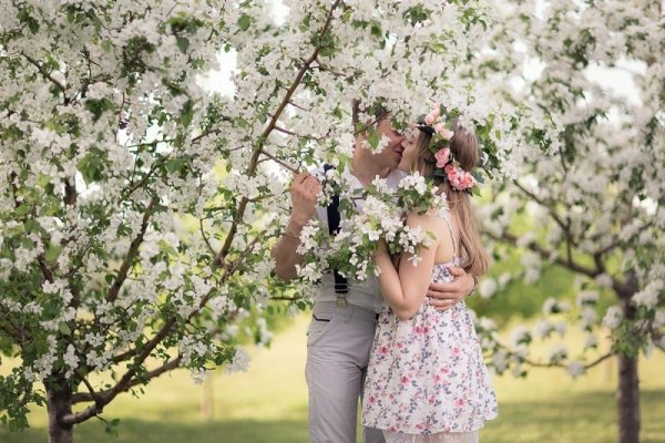 Пара в цветущем саду