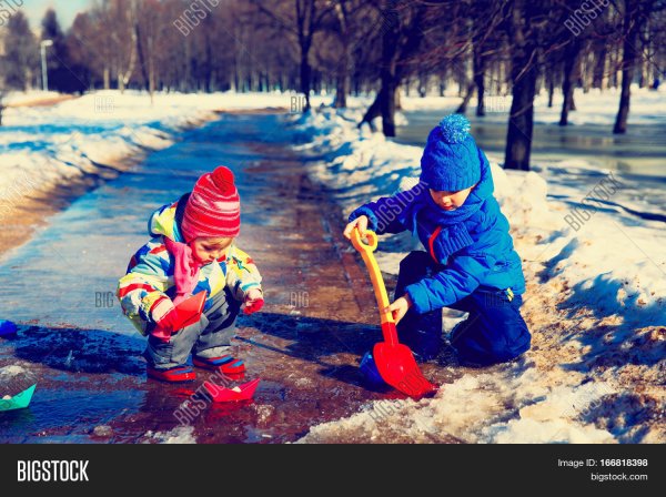 Дети в весенних лужах