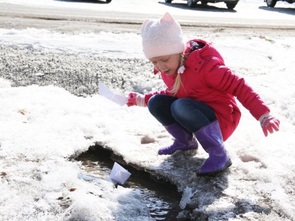 Девочка пускает кораблик