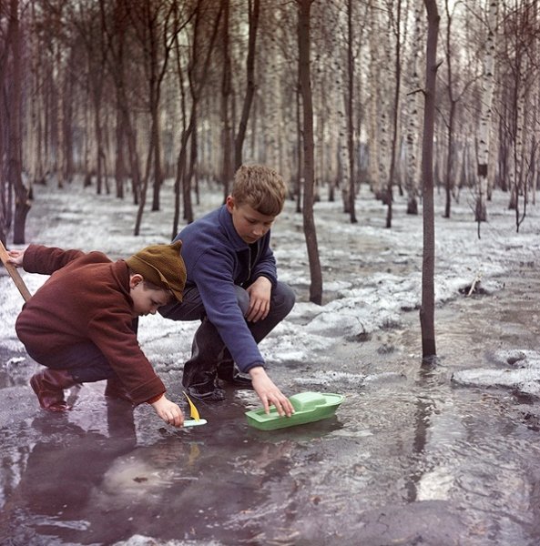 Весна дети пускают кораблики
