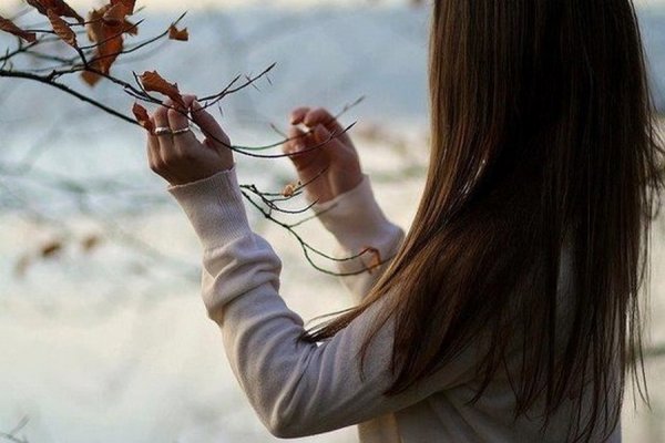 Девушка весной со спины