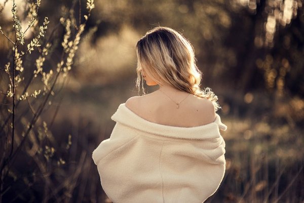 Девушка весной со спины