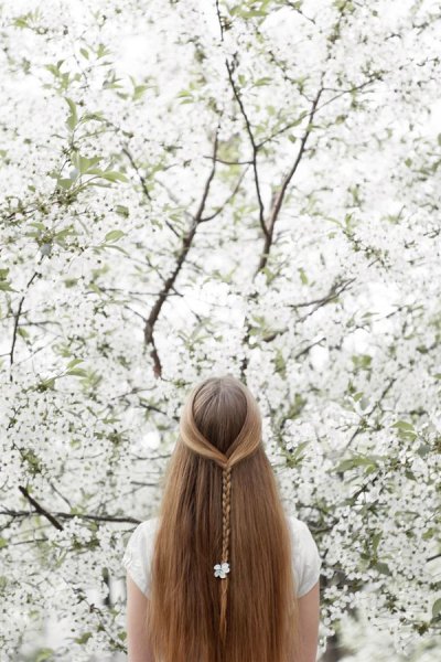 Девушка спиной цветы Весна