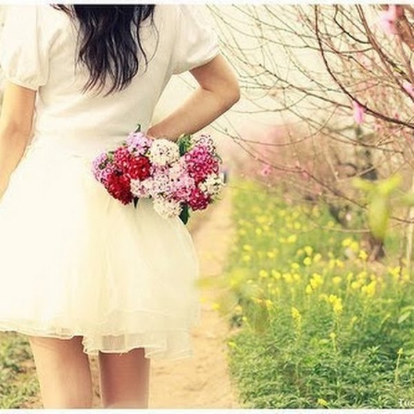 Шатенка на природе вид со спины