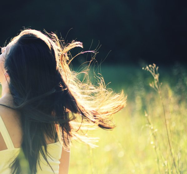 Рыжая девушка с букетом