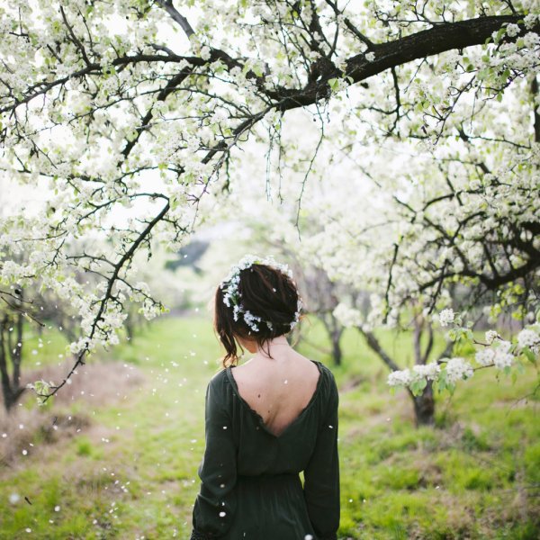 Девушка с темными волосами весной