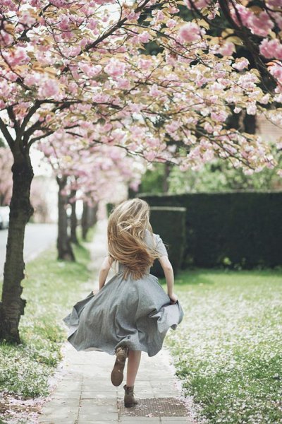 Девушка Весна сзади