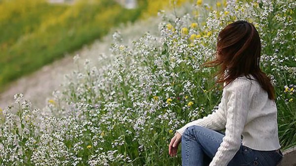 Девушка ранней весной со спины